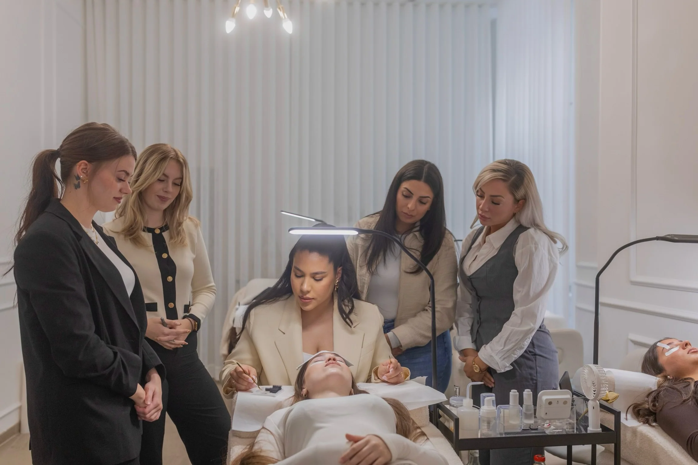 Wimpernbehandlung Innsbruck: Extensions, Lifting & Welle