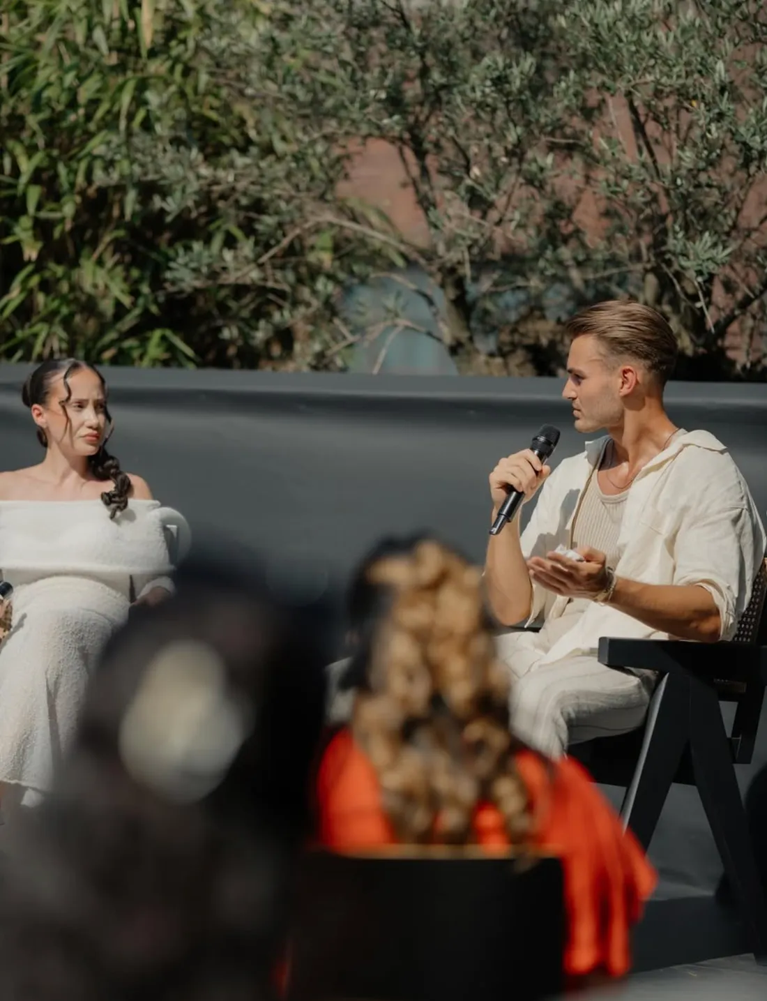 Can Kaplan, Geschäftsführer von Beautinda, spricht bei einem Beauty-Event auf der Bühne
