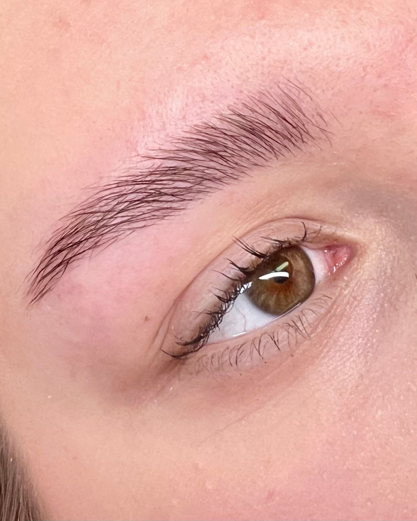 Perfekt geformte Augenbrauen: Warum das Brow Lifting der Schlüssel zu einem ausdrucksstarken Blick ist — Beautinda Blog